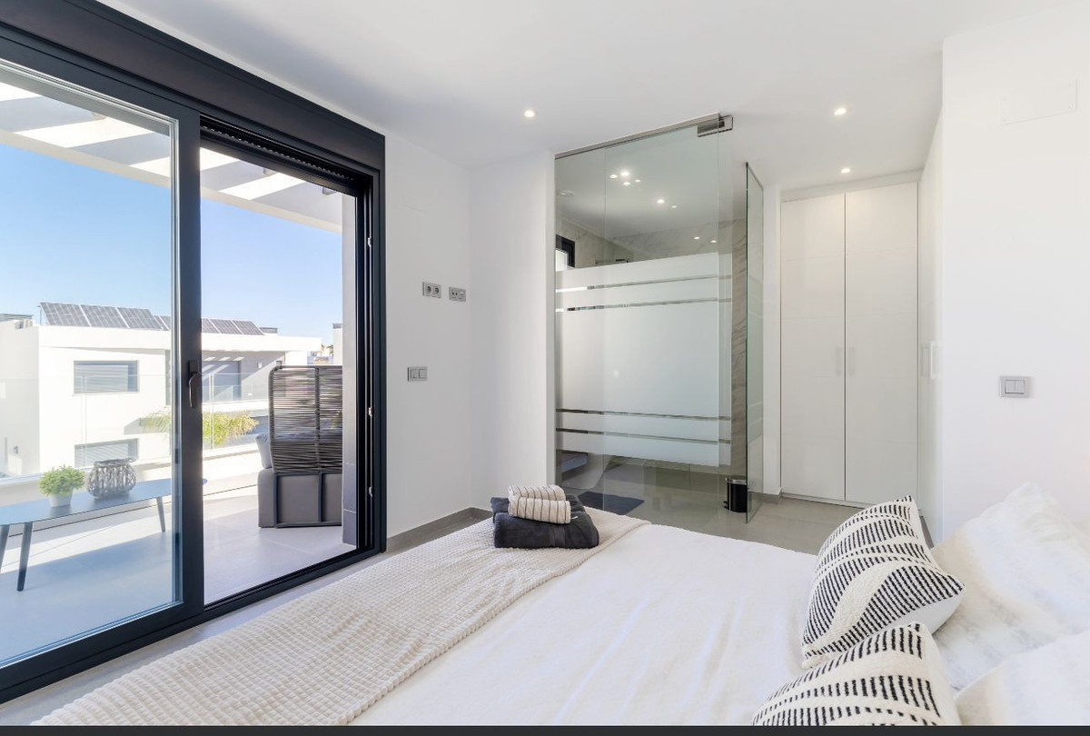 For sale - 3 Bedroom 2 Bathroom House - Detached Villa in Algorfa - La Finca Golf  - Alicante