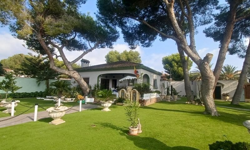 For sale - 3 Bedroom 3 Bathroom House - Detached Villa in Orihuela - Orihuela Costa  - Alicante