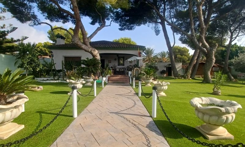 For sale - 3 Bedroom 3 Bathroom House - Detached Villa in Orihuela - Orihuela Costa  - Alicante