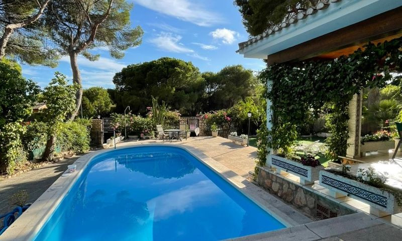 For sale - 6 Bedroom 4 Bathroom House - Detached Villa in Orihuela - Campoamor  - Alicante