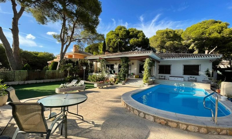 For sale - 6 Bedroom 4 Bathroom House - Detached Villa in Orihuela - Campoamor  - Alicante