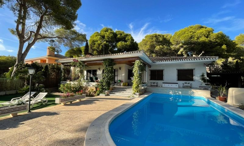 For sale - 6 Bedroom 4 Bathroom House - Detached Villa in Orihuela - Campoamor  - Alicante