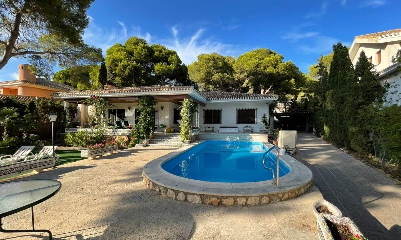 For sale - 6 Bedroom 4 Bathroom House - Detached Villa in Orihuela - Campoamor  - Alicante