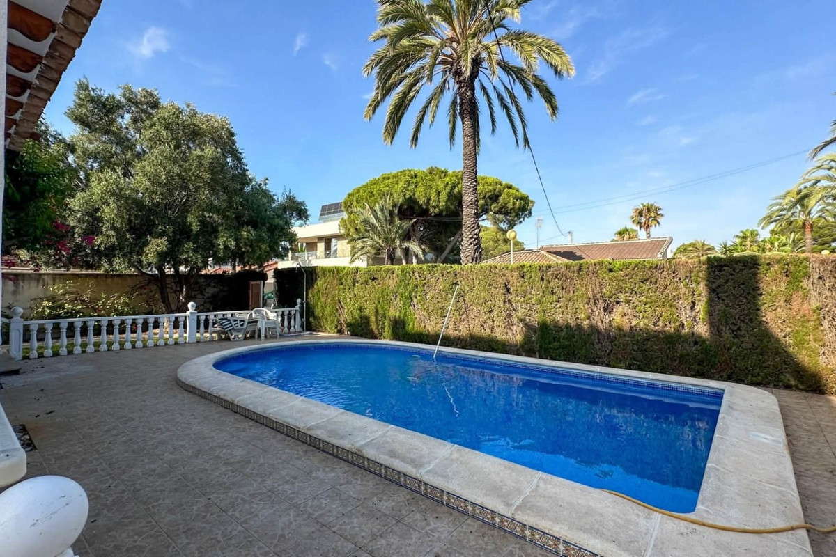 For sale - 4 Bedroom 3 Bathroom House - Detached Villa in Orihuela - Cabo Roig  - Alicante