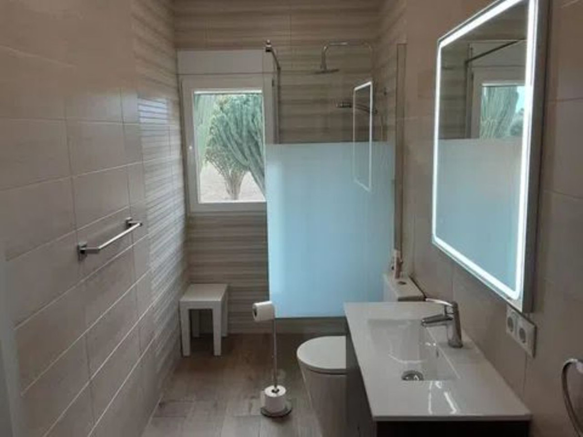For sale - 6 Bedroom 3 Bathroom House - Detached Villa in San Miguel de Salinas - San Miguel de Salinas Centro  - Alicante