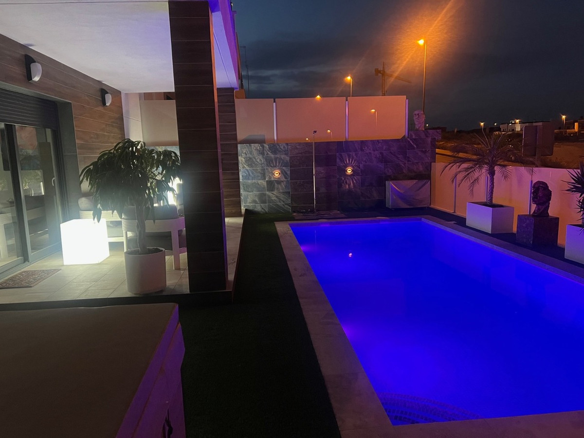 For sale - 3 Bedroom 3 Bathroom House - Detached Villa in Los Montesinos - Los Montesinos Centro  - Alicante
