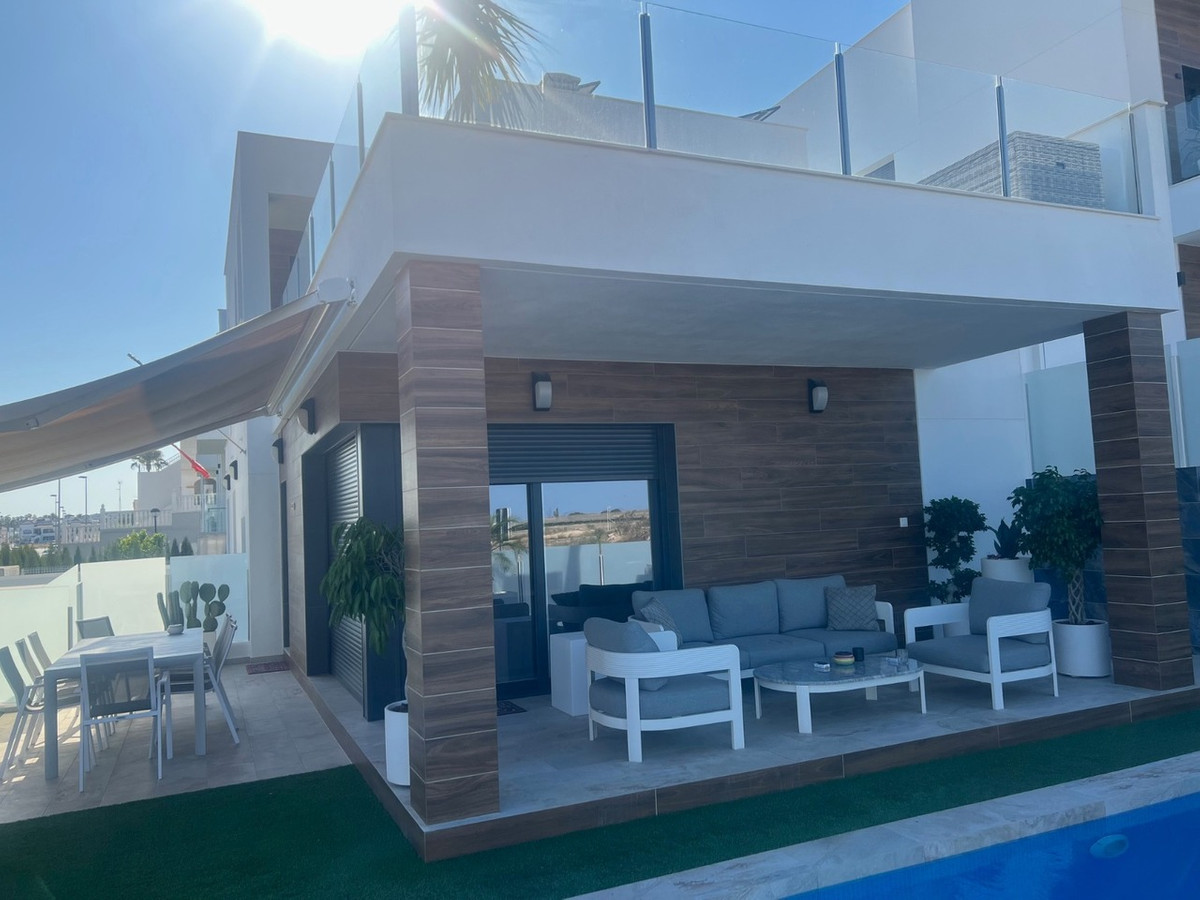 For sale - 3 Bedroom 3 Bathroom House - Detached Villa in Los Montesinos - Los Montesinos Centro  - Alicante