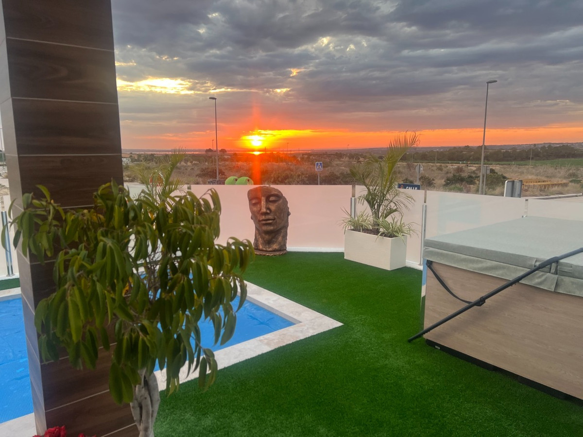 For sale - 3 Bedroom 3 Bathroom House - Detached Villa in Los Montesinos - Los Montesinos Centro  - Alicante