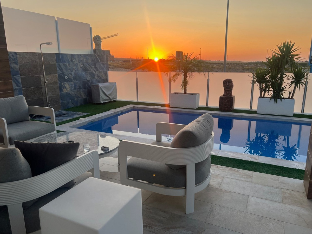 For sale - 3 Bedroom 3 Bathroom House - Detached Villa in Los Montesinos - Los Montesinos Centro  - Alicante