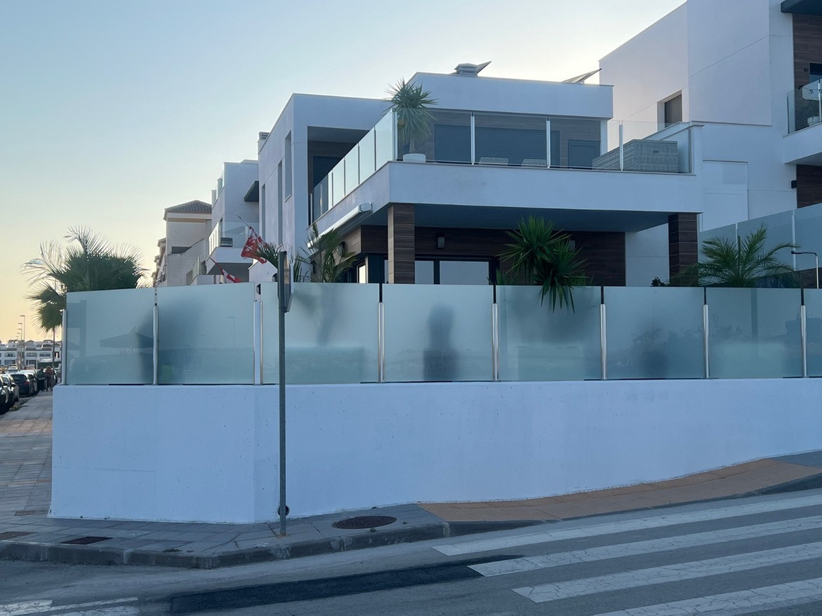 For sale - 3 Bedroom 3 Bathroom House - Detached Villa in Los Montesinos - Los Montesinos Centro  - Alicante