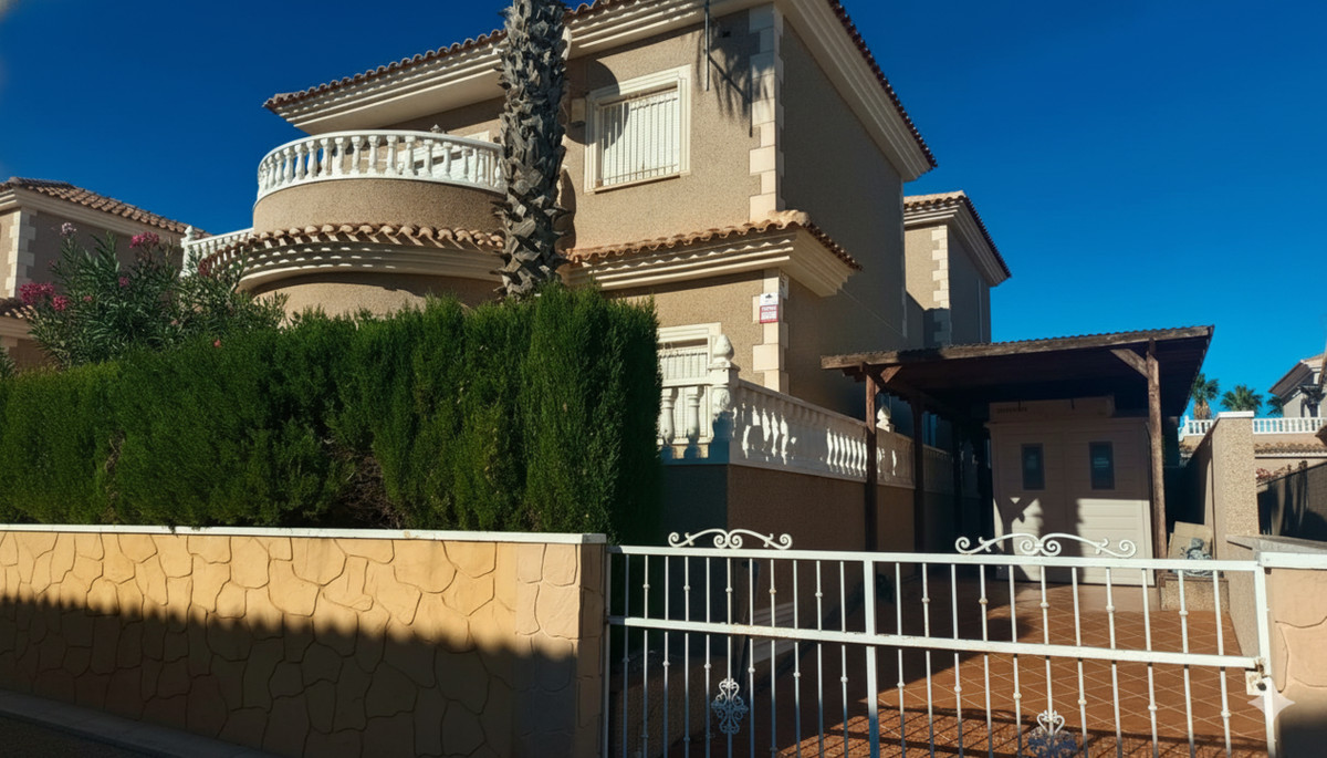 For sale - 4 Bedroom 2 Bathroom House - Detached Villa in Orihuela - Los Altos  - Alicante