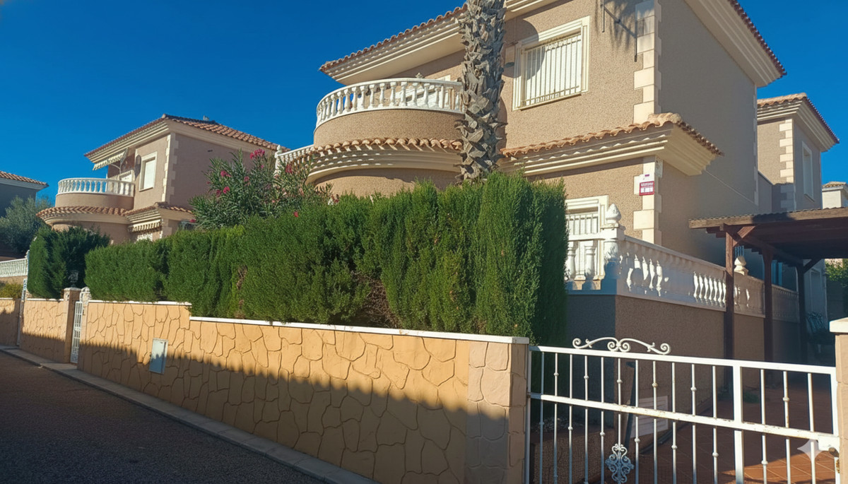 For sale - 4 Bedroom 2 Bathroom House - Detached Villa in Orihuela - Los Altos  - Alicante