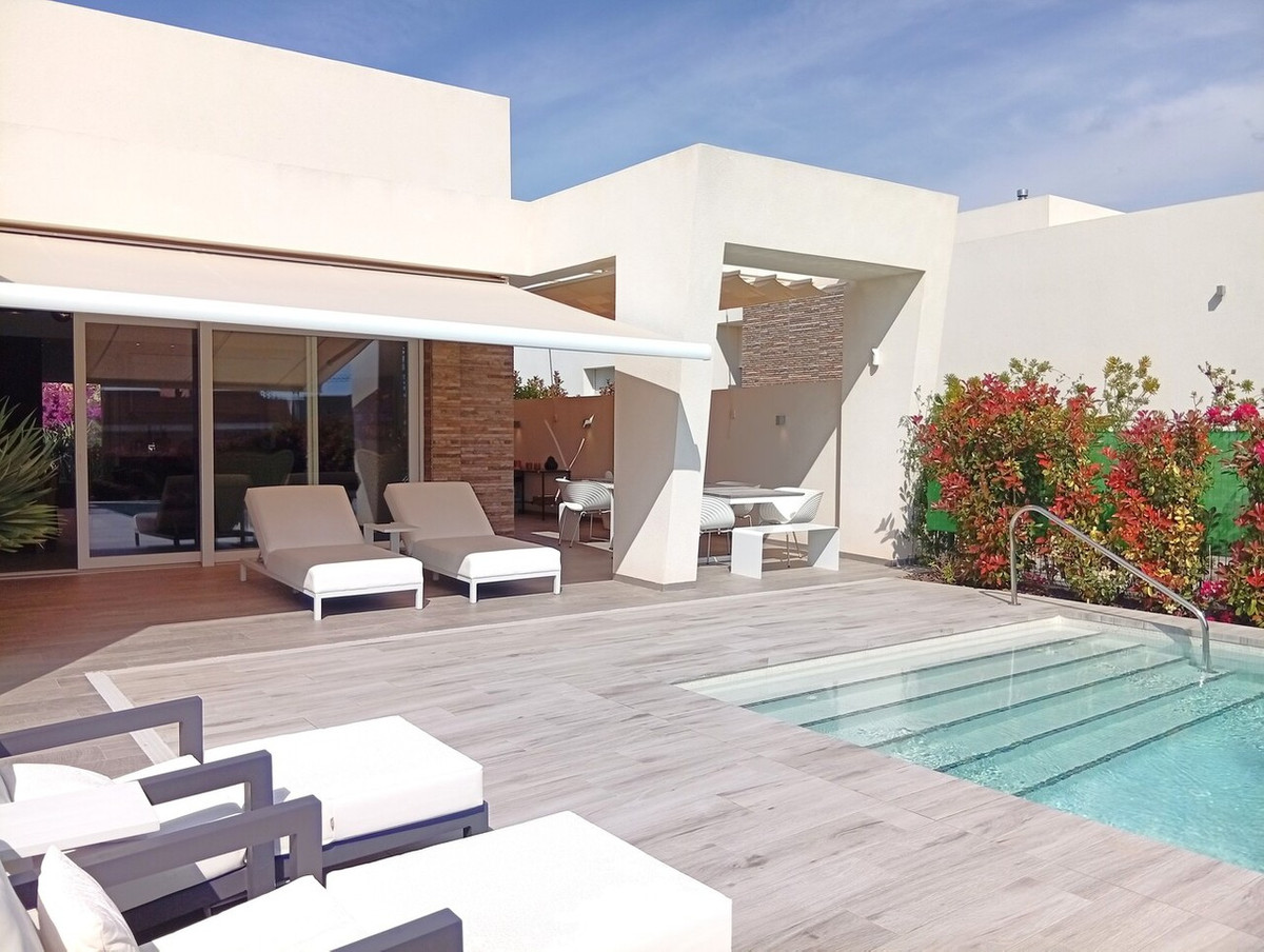 For sale - 2 Bedroom 2 Bathroom House - Detached Villa in Algorfa - La Finca Golf  - Alicante