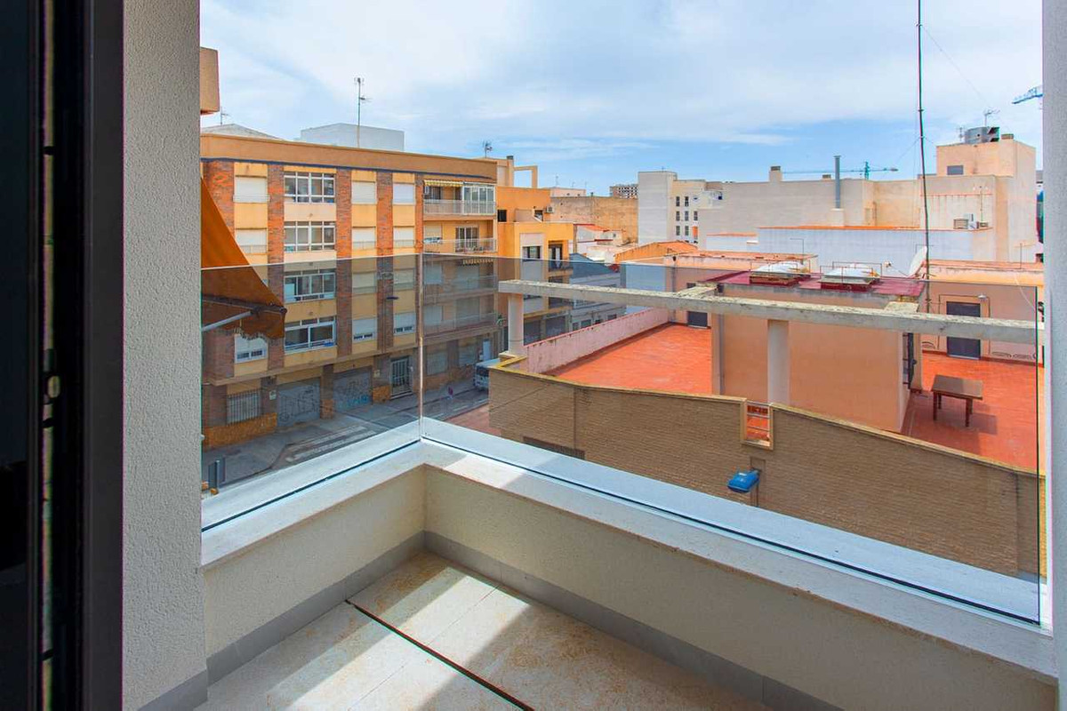 For sale - 2 Bedroom 2 Bathroom Apartment - Middle Floor Apartment in Torrevieja - Torrevieja Centro  - Alicante
