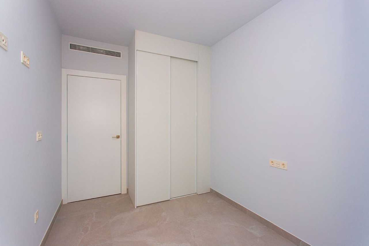 For sale - 2 Bedroom 2 Bathroom Apartment - Middle Floor Apartment in Torrevieja - Torrevieja Centro  - Alicante