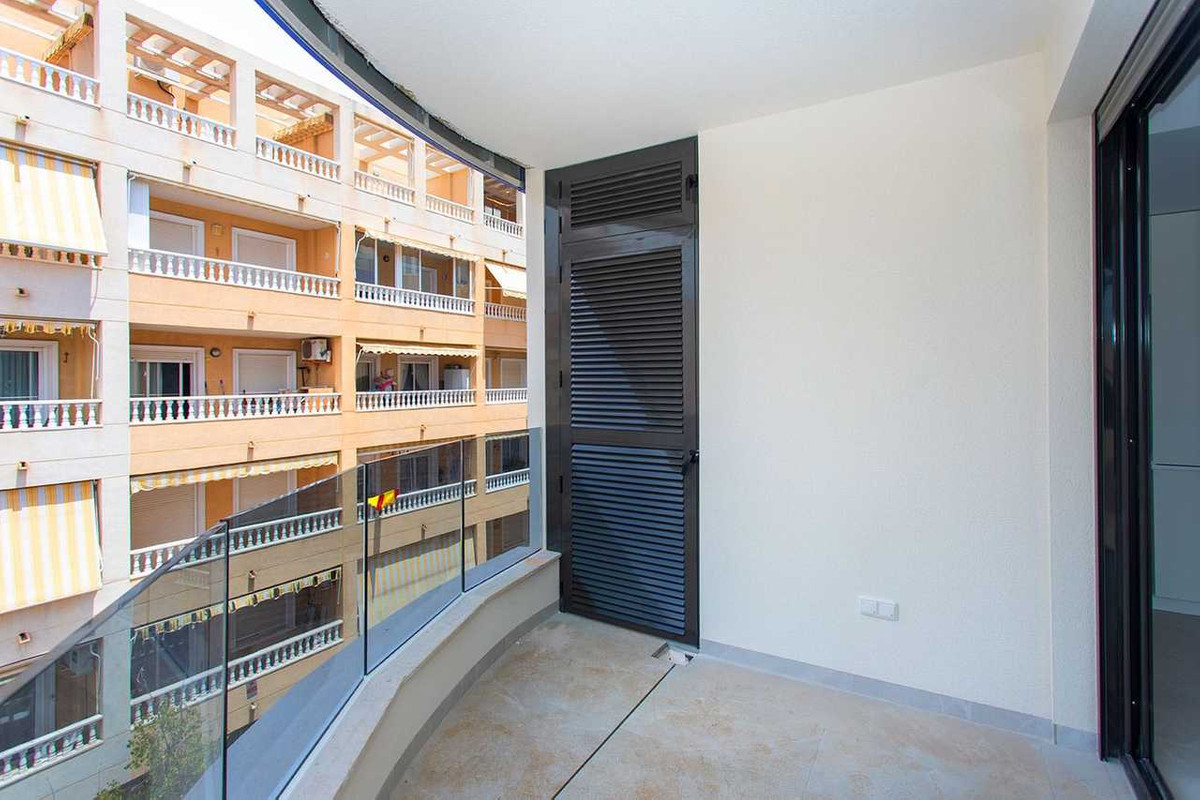 For sale - 2 Bedroom 2 Bathroom Apartment - Middle Floor Apartment in Torrevieja - Torrevieja Centro  - Alicante