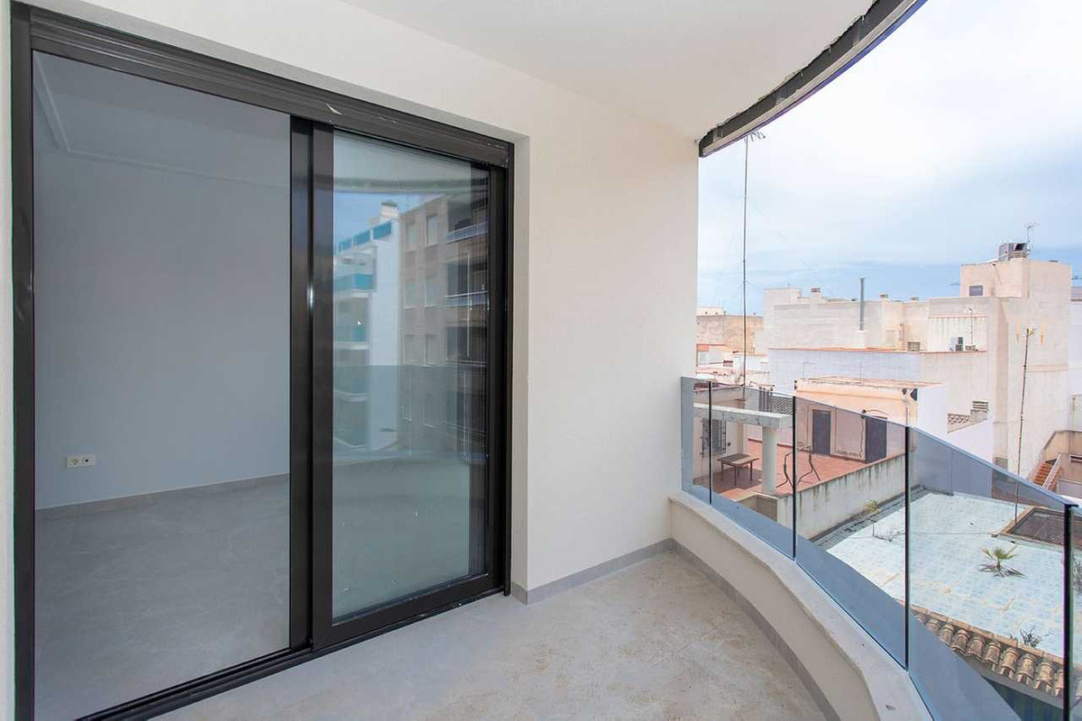 For sale - 2 Bedroom 2 Bathroom Apartment - Middle Floor Apartment in Torrevieja - Torrevieja Centro  - Alicante