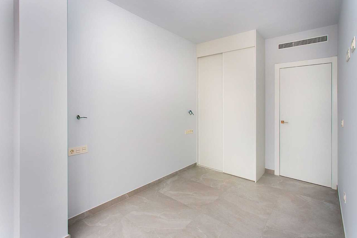 For sale - 2 Bedroom 2 Bathroom Apartment - Middle Floor Apartment in Torrevieja - Torrevieja Centro  - Alicante