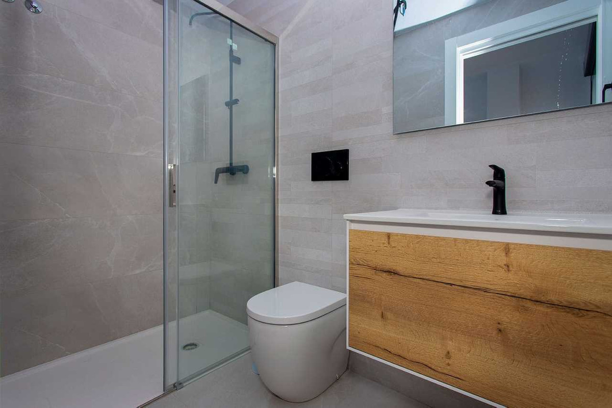 For sale - 2 Bedroom 2 Bathroom Apartment - Middle Floor Apartment in Torrevieja - Torrevieja Centro  - Alicante
