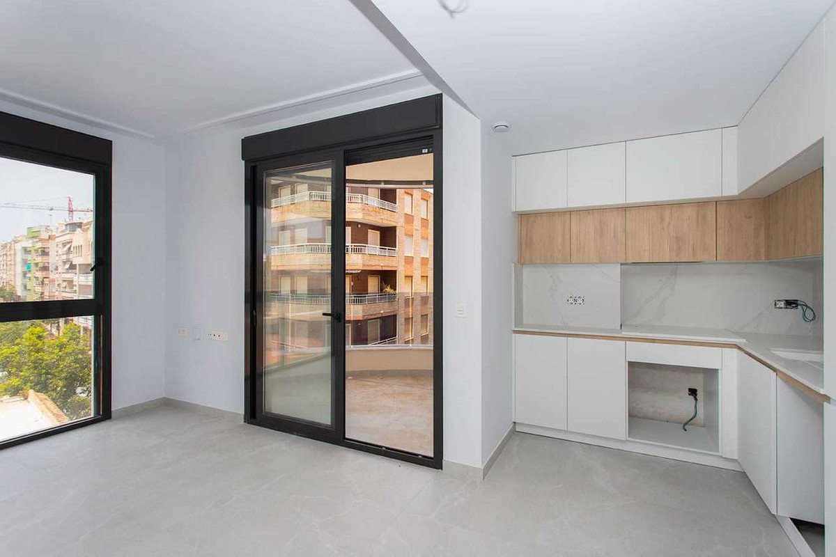 For sale - 2 Bedroom 2 Bathroom Apartment - Middle Floor Apartment in Torrevieja - Torrevieja Centro  - Alicante