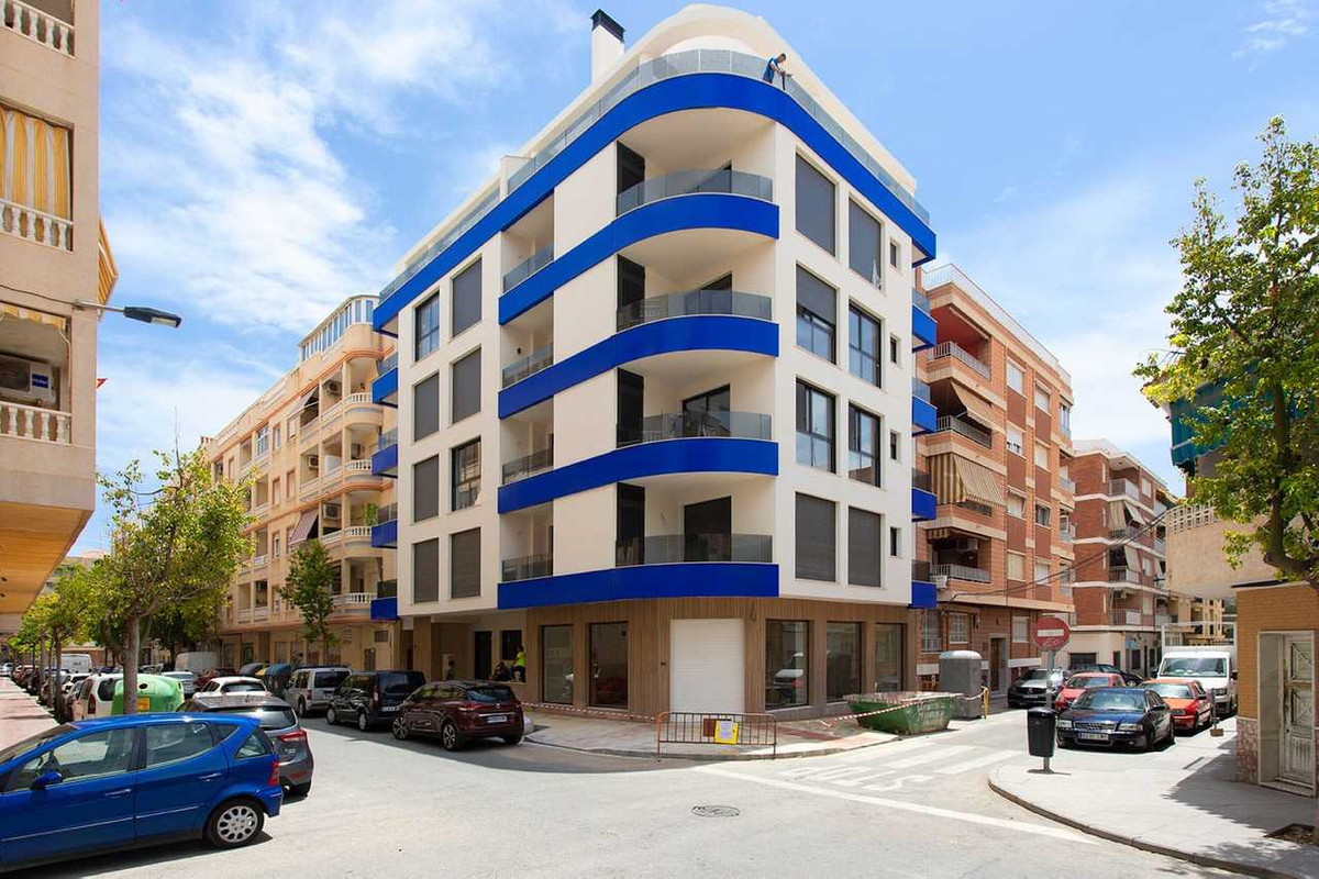 For sale - 2 Bedroom 2 Bathroom Apartment - Middle Floor Apartment in Torrevieja - Torrevieja Centro  - Alicante