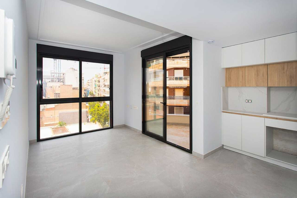 For sale - 2 Bedroom 2 Bathroom Apartment - Middle Floor Apartment in Torrevieja - Torrevieja Centro  - Alicante