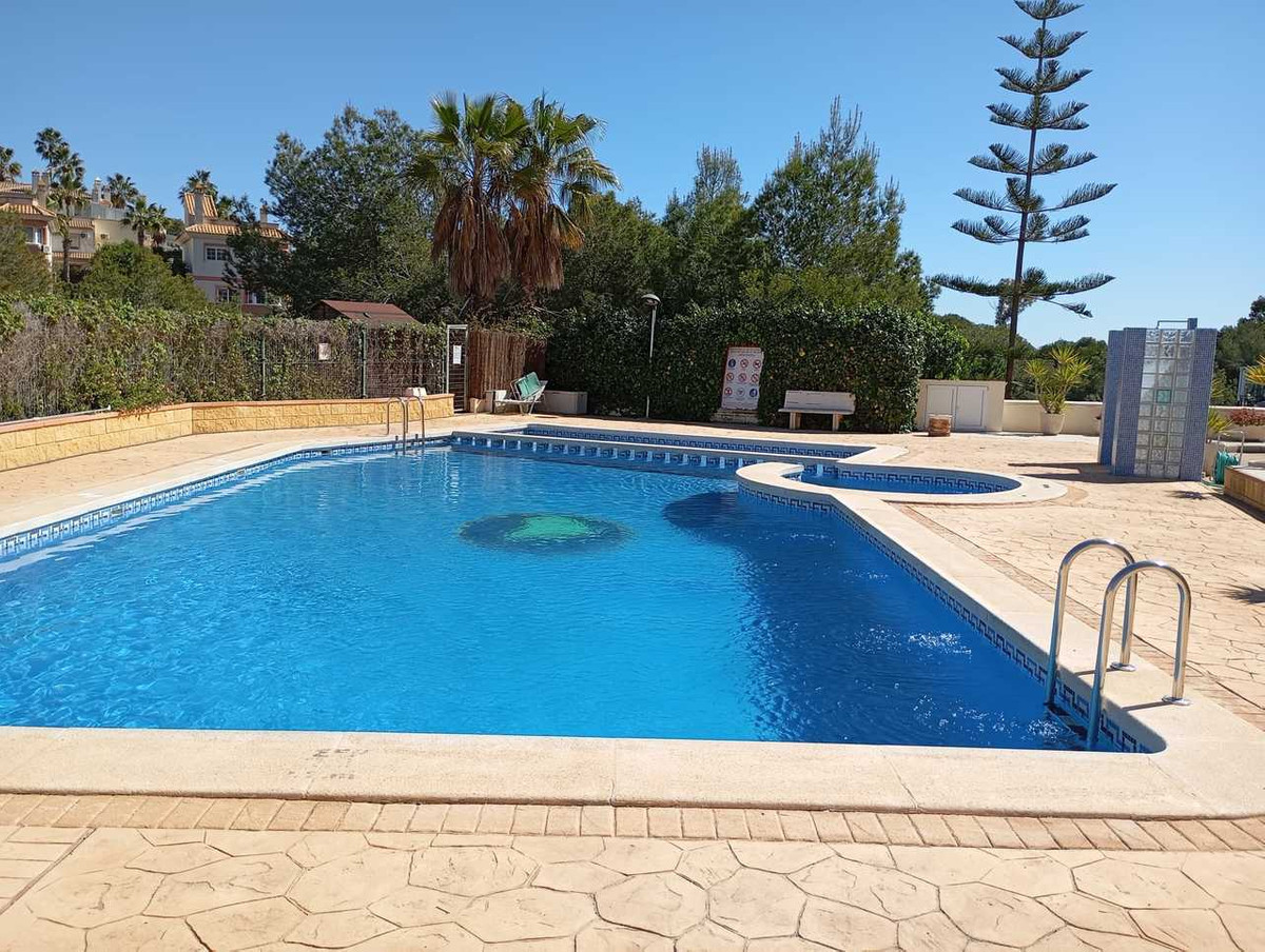 For sale - 2 Bedroom 1 Bathroom Apartment - Middle Floor Apartment in Orihuela - Villamartin  - Alicante