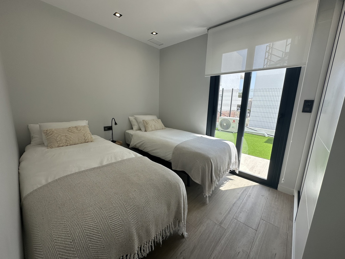 For sale - 3 Bedroom 2 Bathroom Apartment - Ground Floor Apartment in Orihuela - Punta Prima  - Alicante