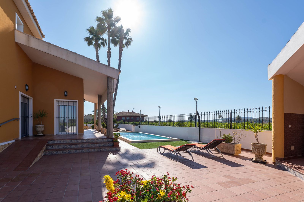 For sale - 5 Bedroom 4 Bathroom House - Detached Villa in Orihuela - Orihuela Centro  - Alicante