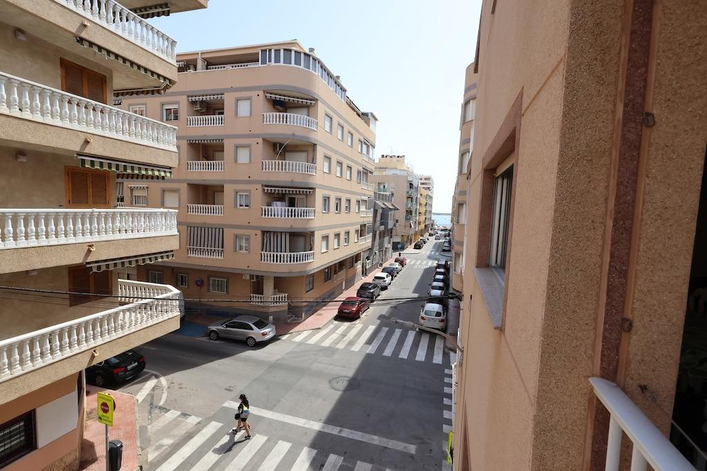 For sale - 3 Bedroom 1 Bathroom Apartment - Middle Floor Apartment in Torrevieja - Torrevieja Centro  - Alicante