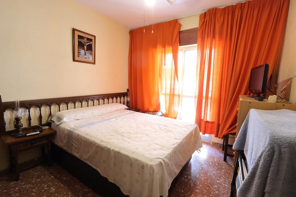 For sale - 3 Bedroom 1 Bathroom Apartment - Middle Floor Apartment in Torrevieja - Torrevieja Centro  - Alicante