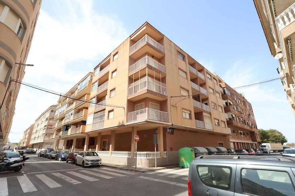 For sale - 3 Bedroom 1 Bathroom Apartment - Middle Floor Apartment in Torrevieja - Torrevieja Centro  - Alicante