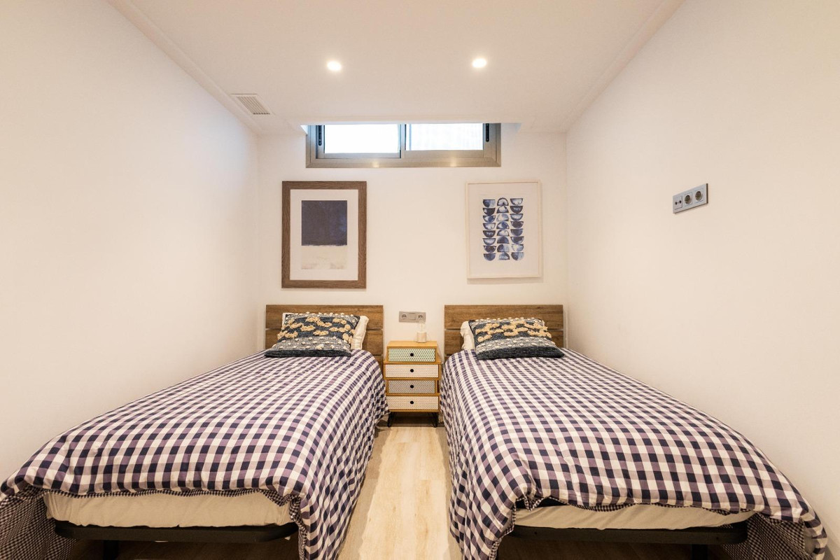 For sale - 4 Bedroom 3 Bathroom House - Detached Villa in Orihuela - Orihuela Costa  - Alicante