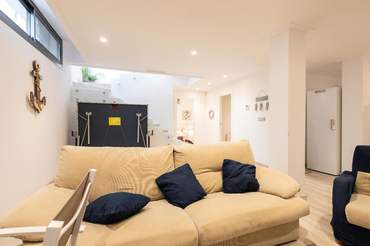 For sale - 4 Bedroom 3 Bathroom House - Detached Villa in Orihuela - Orihuela Costa  - Alicante