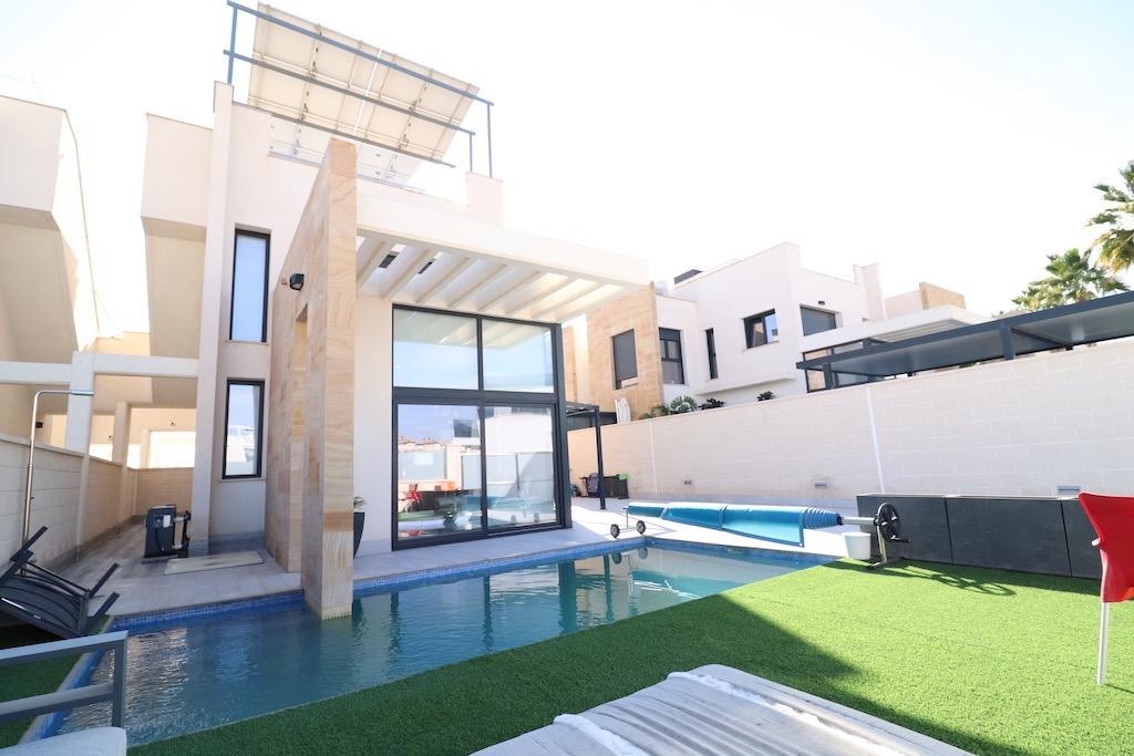 3 Bedroom 3 Bathroom Detached Villa in Lomas de Cabo Roig 