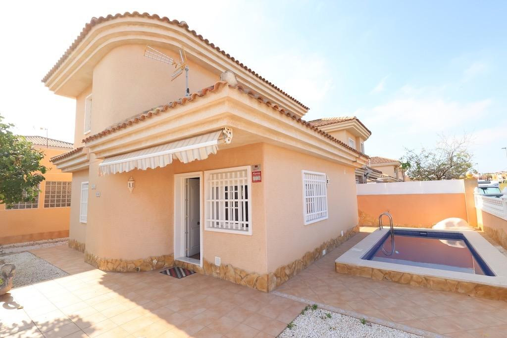For sale - 3 Bedroom 2 Bathroom House - Detached Villa in Torrevieja - Torrevieja Centro  - Alicante