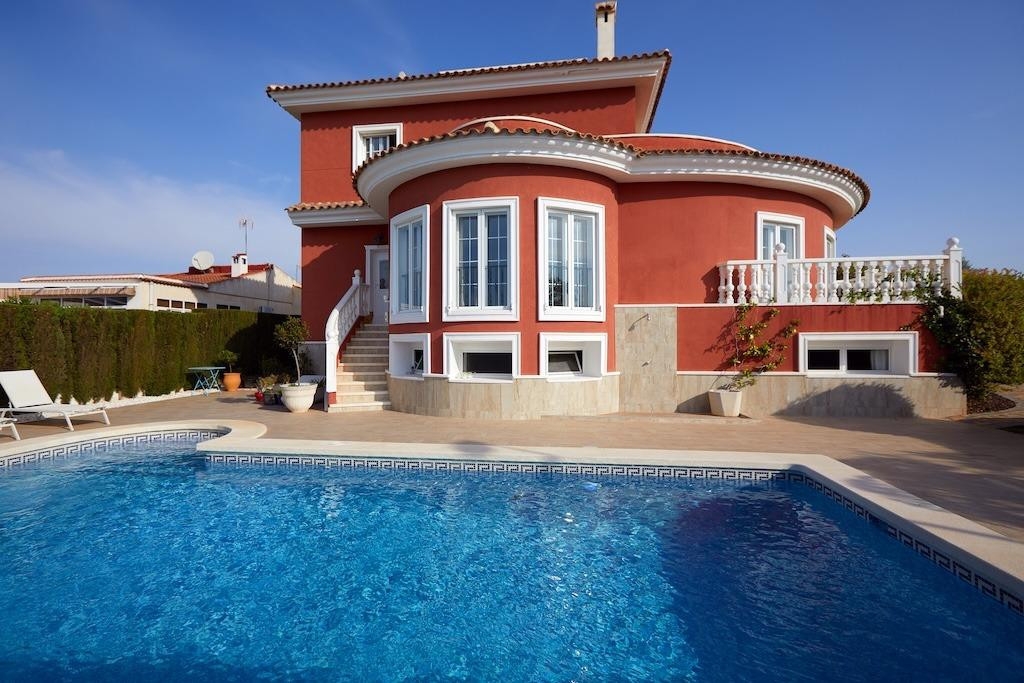 5 Bedroom 4 Bathroom House - Detached Villa in Rojales