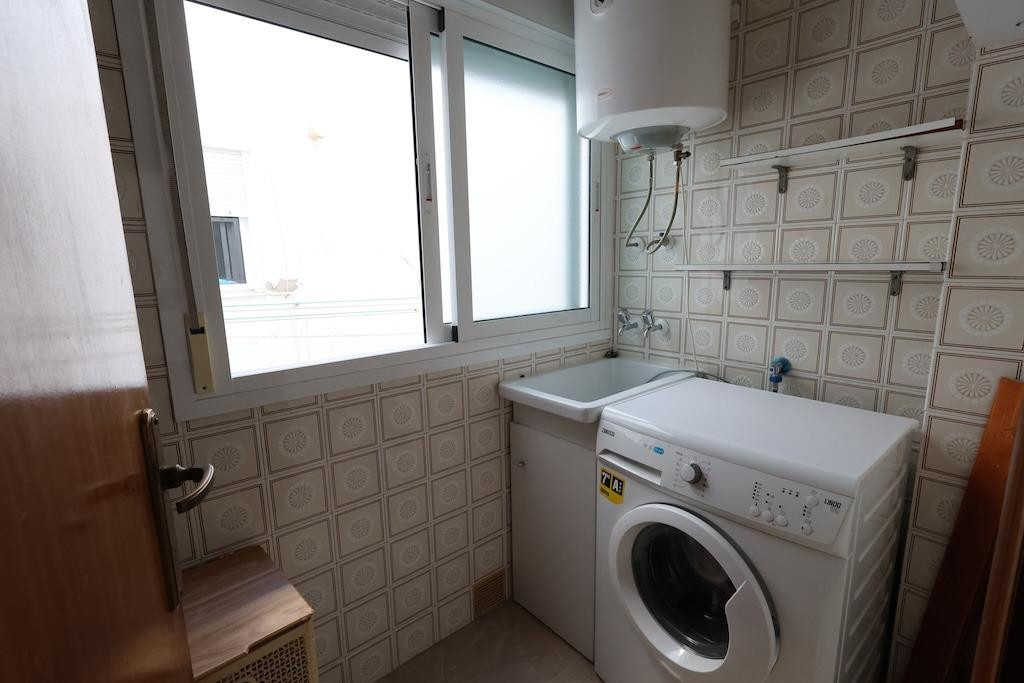 For sale - 3 Bedroom 2 Bathroom Apartment - Middle Floor Apartment in Torrevieja - Playa Del Cura  - Alicante