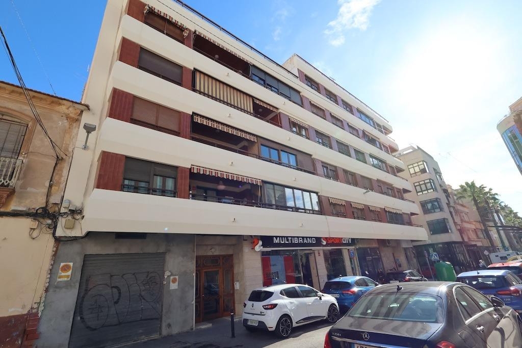 3 Bedroom 2 Bathroom Apartment - Middle Floor Apartment in Torrevieja
