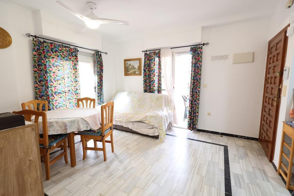 For sale - 3 Bedroom 1 Bathroom Apartment - Middle Floor Apartment in Torrevieja - Torrevieja Centro  - Alicante