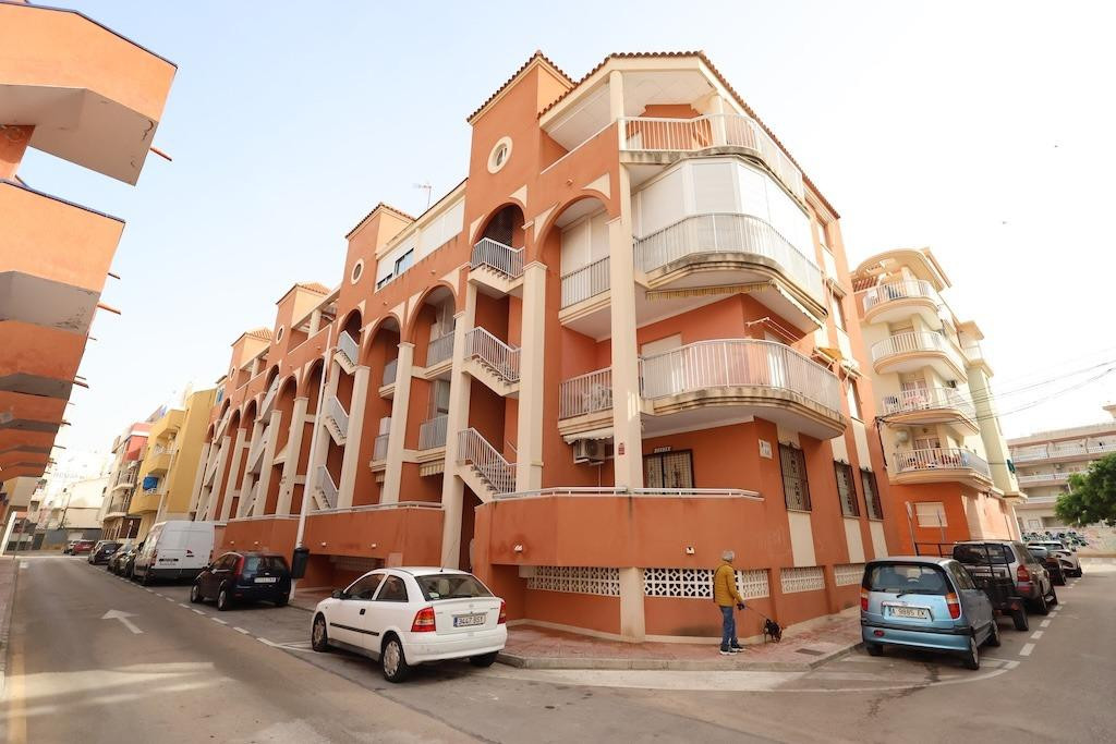 For sale - 3 Bedroom 1 Bathroom Apartment - Middle Floor Apartment in Torrevieja - Torrevieja Centro  - Alicante