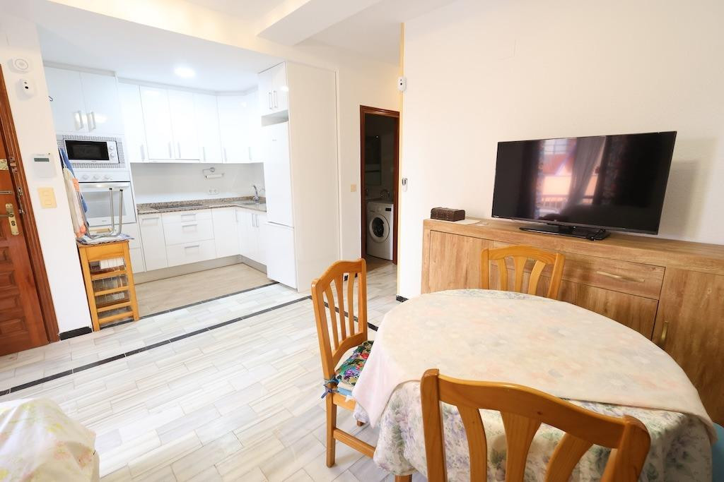 For sale - 3 Bedroom 1 Bathroom Apartment - Middle Floor Apartment in Torrevieja - Torrevieja Centro  - Alicante