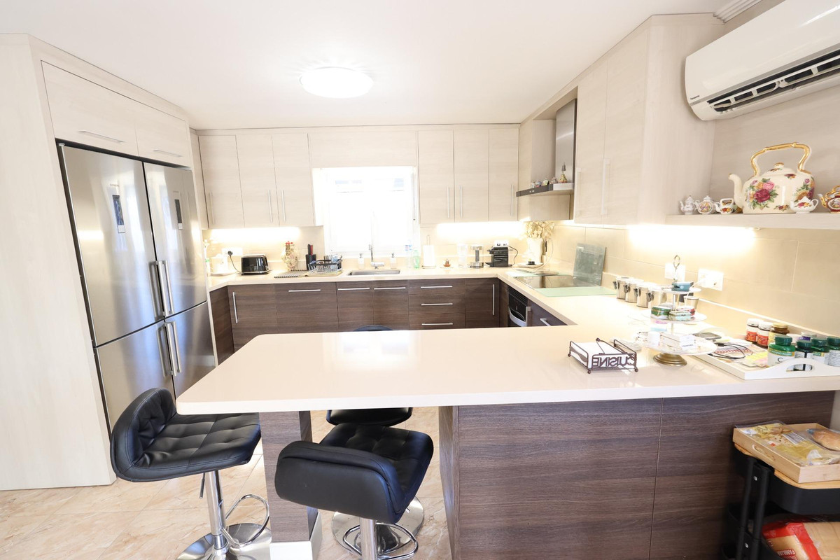 For sale - 5 Bedroom 3 Bathroom House - Detached Villa in Torrevieja - Torrevieja Centro  - Alicante