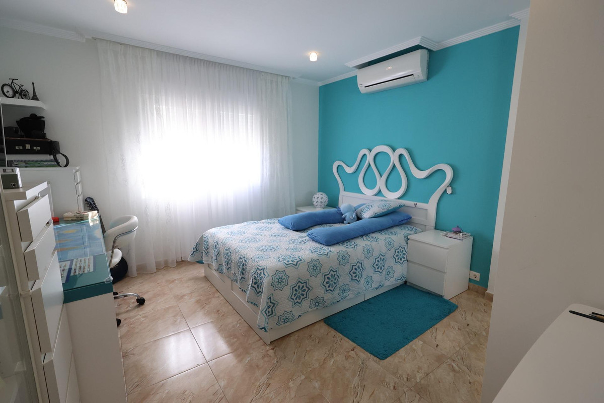 For sale - 5 Bedroom 3 Bathroom House - Detached Villa in Torrevieja - Torrevieja Centro  - Alicante