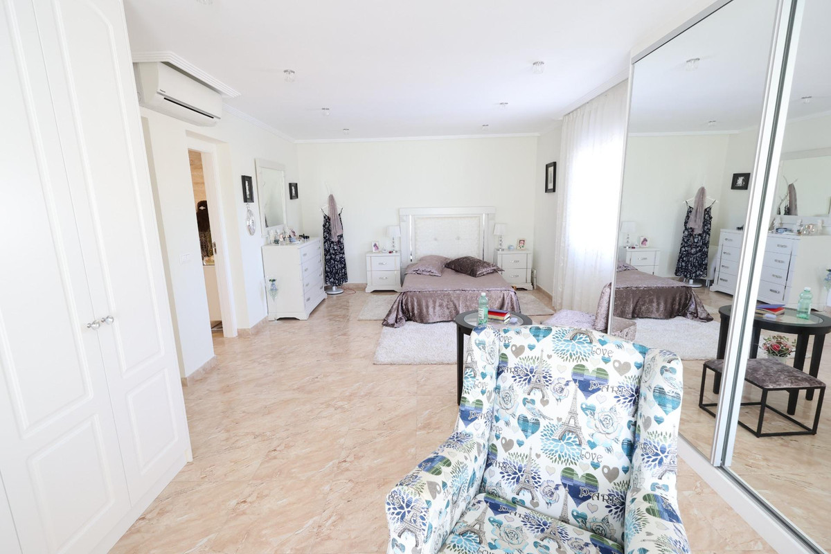 For sale - 5 Bedroom 3 Bathroom House - Detached Villa in Torrevieja - Torrevieja Centro  - Alicante
