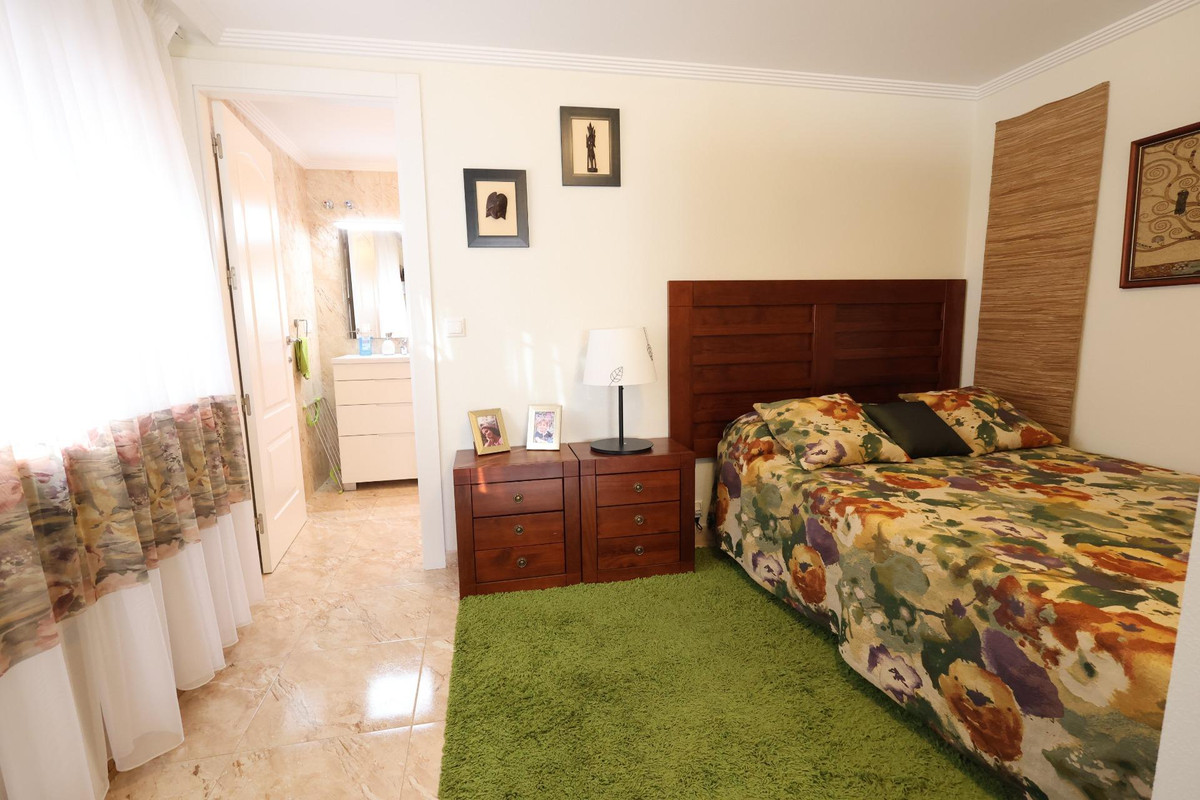 For sale - 5 Bedroom 3 Bathroom House - Detached Villa in Torrevieja - Torrevieja Centro  - Alicante