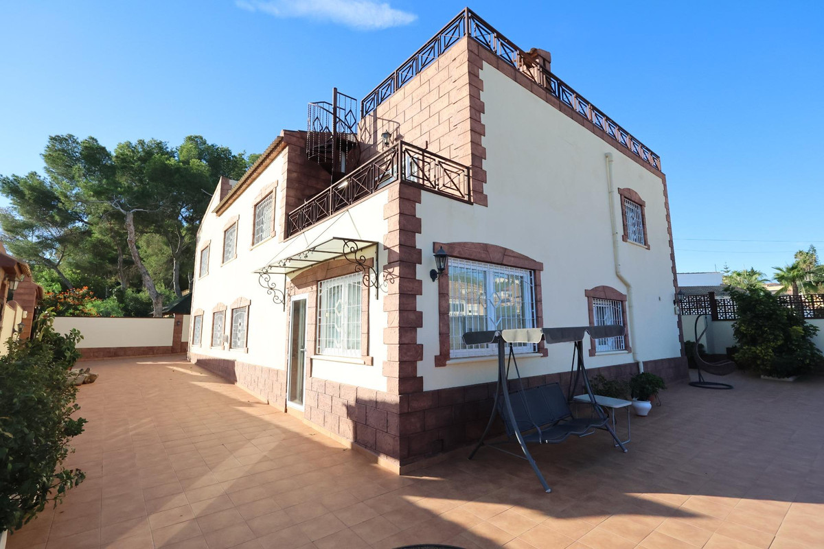 For sale - 5 Bedroom 3 Bathroom House - Detached Villa in Torrevieja - Torrevieja Centro  - Alicante