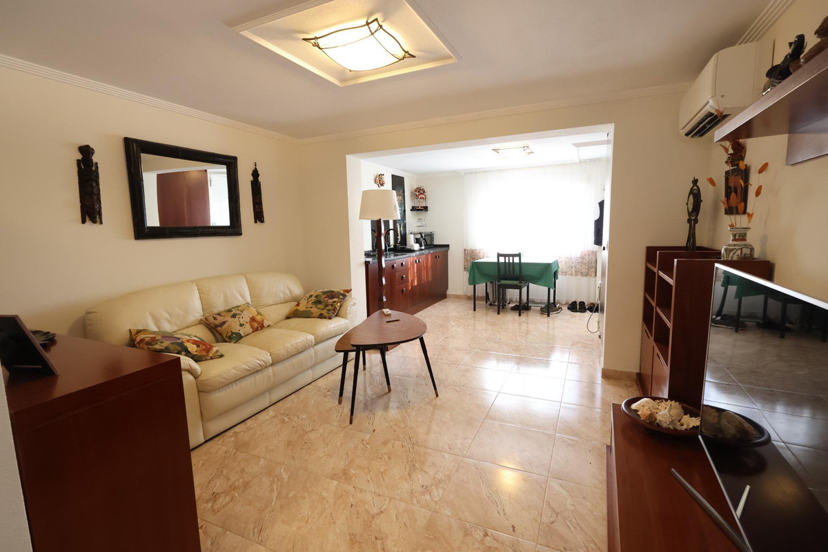 For sale - 5 Bedroom 3 Bathroom House - Detached Villa in Torrevieja - Torrevieja Centro  - Alicante
