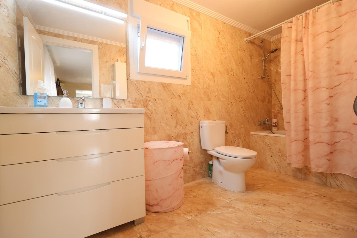 For sale - 5 Bedroom 3 Bathroom House - Detached Villa in Torrevieja - Torrevieja Centro  - Alicante
