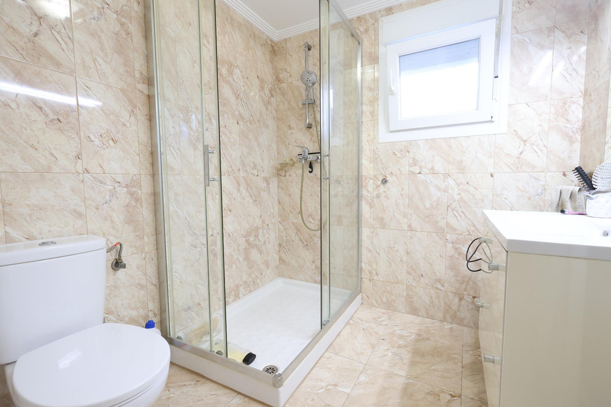 For sale - 5 Bedroom 3 Bathroom House - Detached Villa in Torrevieja - Torrevieja Centro  - Alicante